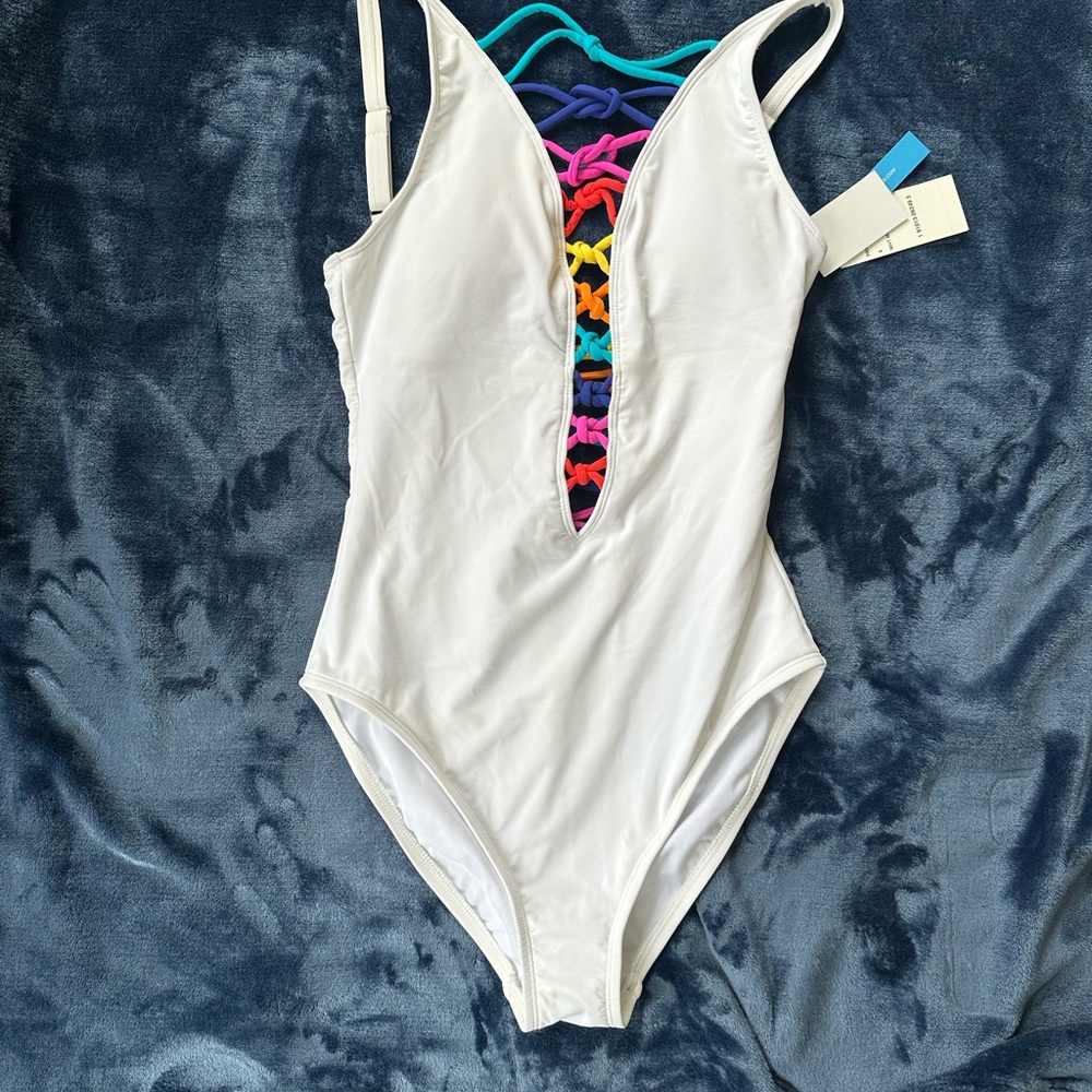 White Bleu Rod Beattie one piece with color tie accents